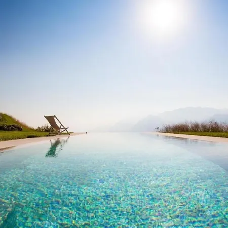 別荘 Rustiko-landhaus Mit Infinity-pool Und Seeblick *