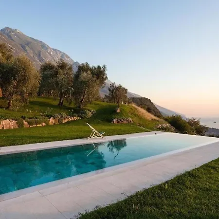 Rustiko-landhaus Mit Infinity-pool Und Seeblick 別荘 マルチェージネ