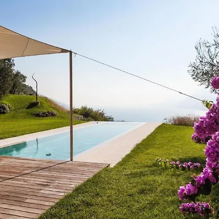 Rustiko-landhaus Mit Infinity-pool Und Seeblick